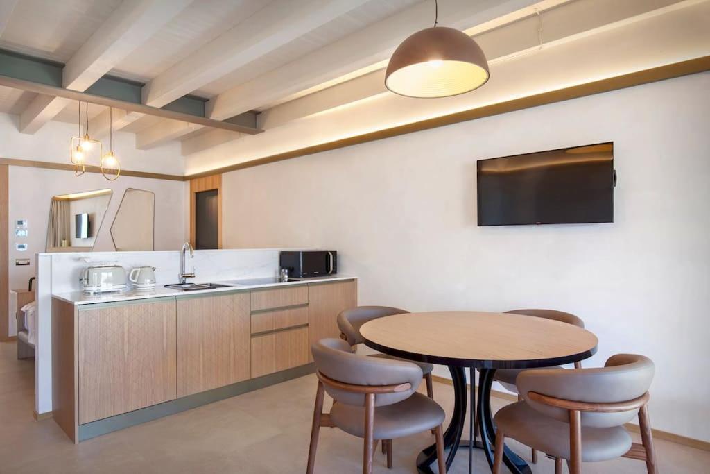 קסטלטו די ברנזונה Villa Divina - Apt Prima Con Piscina E Vista Lago מראה חיצוני תמונה