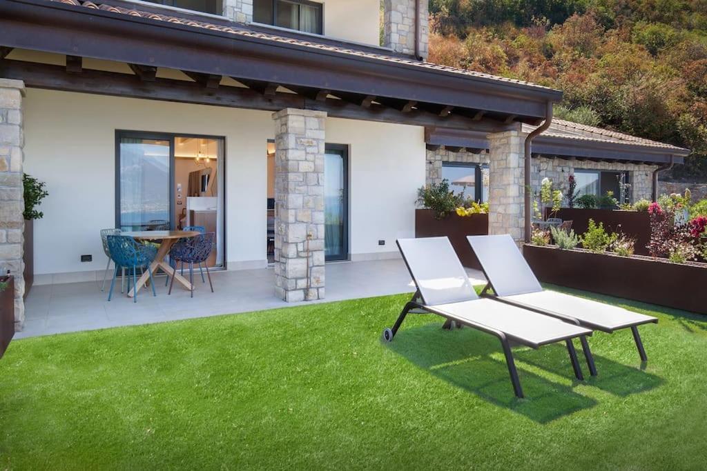 קסטלטו די ברנזונה Villa Divina - Apt Prima Con Piscina E Vista Lago מראה חיצוני תמונה