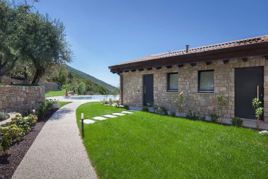 קסטלטו די ברנזונה Villa Divina - Apt Prima Con Piscina E Vista Lago מראה חיצוני תמונה
